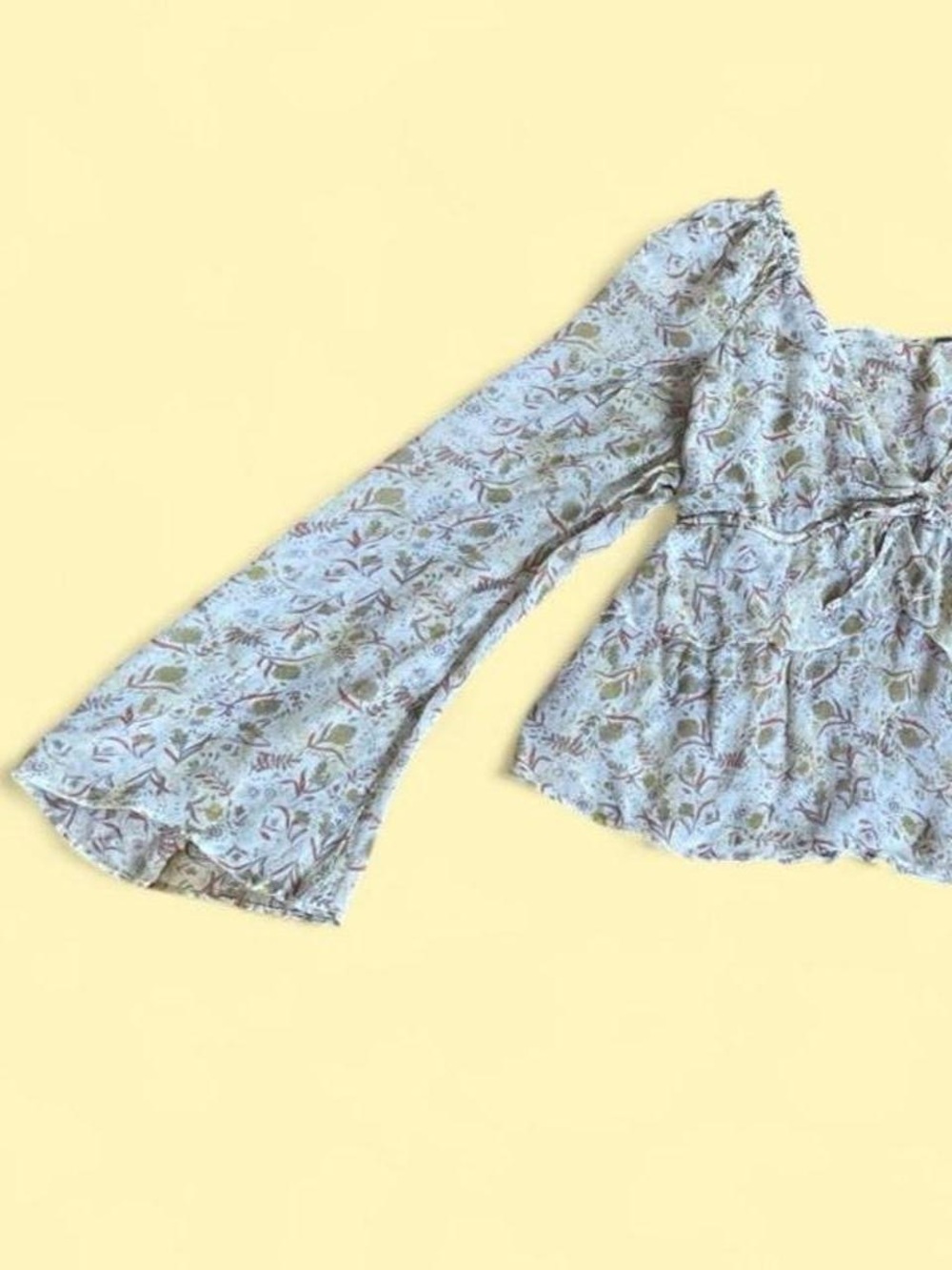 Free People dreamy floral bell sleeve top 💛